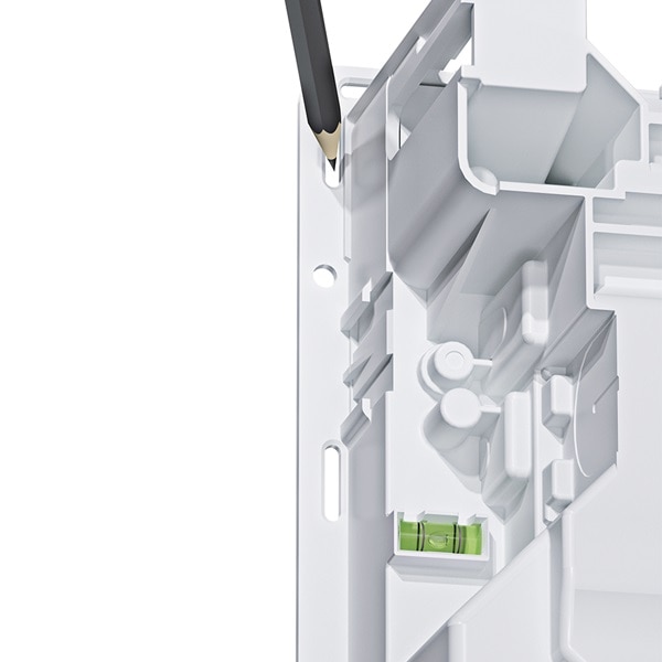 Hager Feldverteiler volta, Nahansicht der Markieröffnungen für Bohrung/Befestigung und exemplarische Markierung mit Bleistift