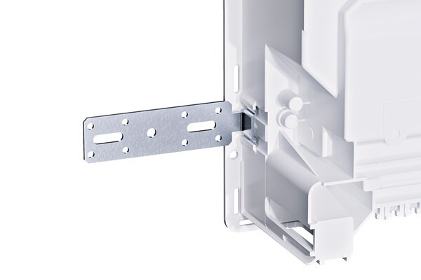 Hager Feldverteiler volta, Nahansicht der Rückseite unten links mit ausgeklapptem Anker aus Metall zur Befestigung an Mauern/Wänden