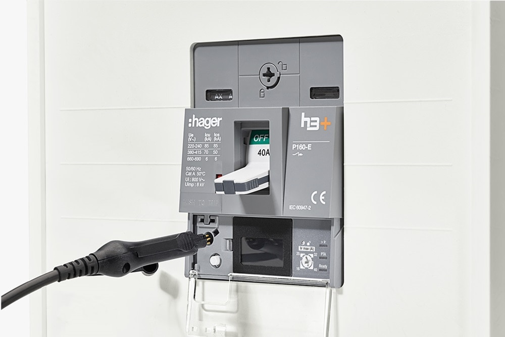 Schrägansicht Hager H3+ Leistungsschalter P160-E Energy in eingebautem Zustand und eingestecktem Diagnosekabel