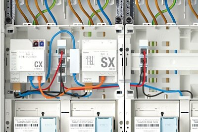 Beispiel Installation 4 Stück Hager eHZ363ZA Zweirichtungszähler, Theben CX Conexa 3.0 Smart Media Gateway und FNN Steuerbox in Hager Zählerschrank
