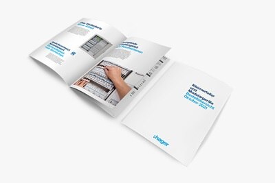 Blick auf aufgeschlagenen Hager Katalog für Kleinverteiler und Modulargeräte mit Bestellübersicht Oktober 2021