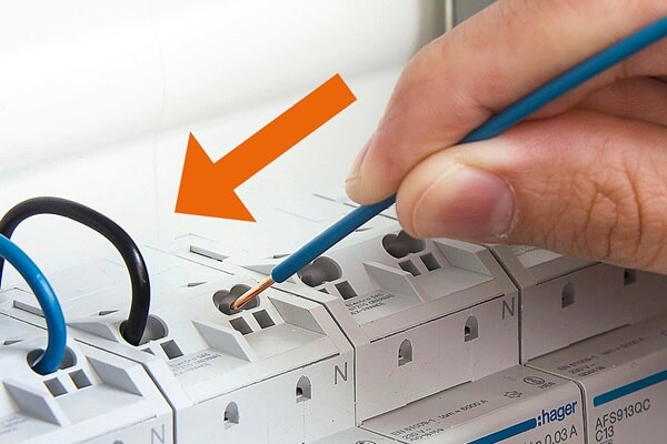 Elektriker verbindet Nullleiter mittels QuickConnect Technik mit N-Kontakt Hager AFS913QC Fehlerstrom-Leitungsschutzschalter