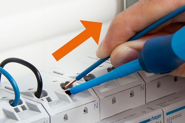 Elektriker löst/entfernt Nullleiter mittels QuickConnect Technik und Schraubendreher von Hager AFS913QC Fehlerstrom-Leitungsschutzschalter