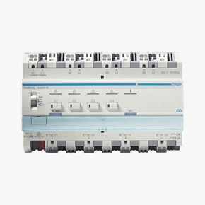 Frontalansicht Hager TXA664A Universal-Dimmaktor 4-fach KNX easy, Blick auf Anschlüsse, Schalter, Taster und Status-/Betriebs-LED