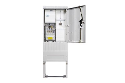 Frontalansicht geöffnete Hager Zähleranschlusssäule für Außenbereich mit Verdrahtung und diversen Baugruppen