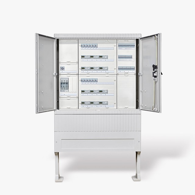 Frontalansicht Hager Verteilersäule/Verteilerschrank für Außenbereich, Türen geöffnet und Blick auf verbaute Baugruppen