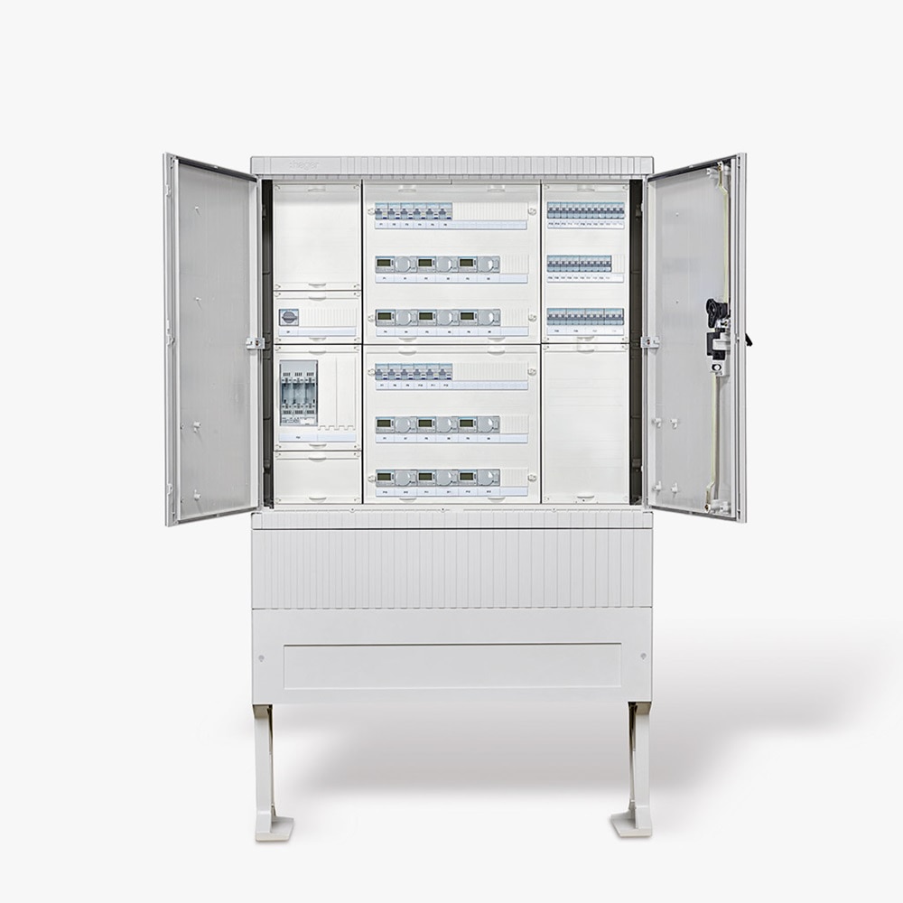 Frontalansicht Hager Verteilersäule/Verteilerschrank für Außenbereich, Türen geöffnet und Blick auf verbaute Baugruppen