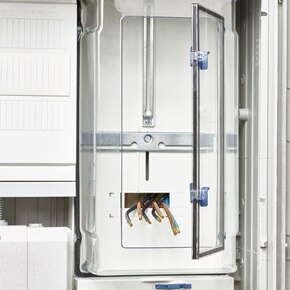 Nahansicht Feldabdeckung für Zählerfeld und TSG-Feld zum Schutz vor Wasser (IP54) in Hager Anschlusssäulen/Verteilerschränken für den Außeneinsatz