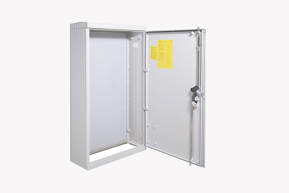 Schrägansicht Hager ZAF131P Kabelverteilerschrank mit geöffneter Tür für Anwendungen im Freien, Leerschrank mit Montageplatte