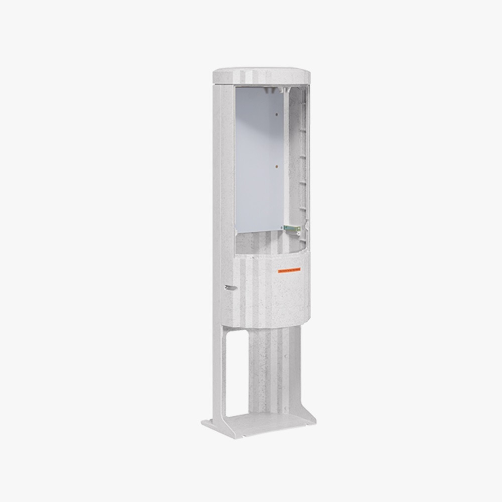 Schrägansicht Hager ZAF135P Verteilersäule (leer) in runder Bauform mit Eingrabsockel für Daten-/Stromleitungen im Freien (IP44)