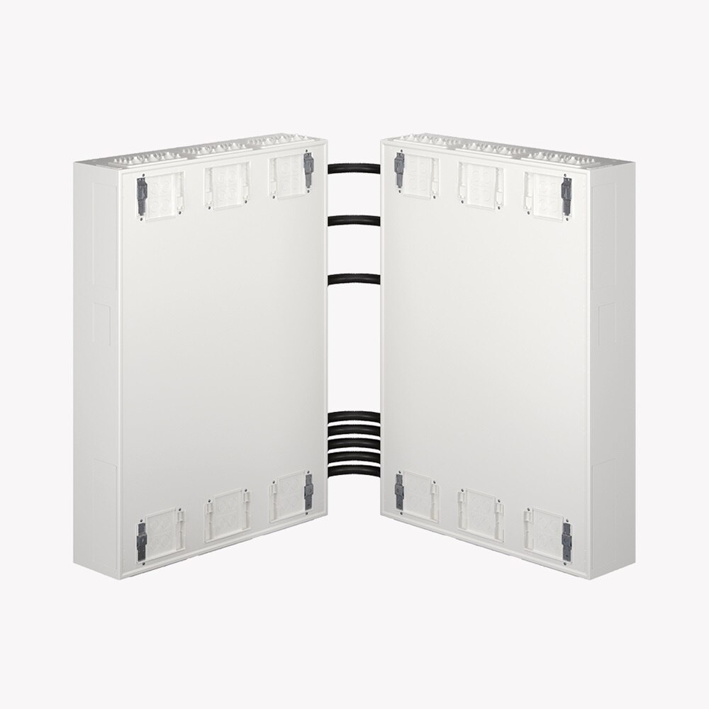 Schrägansicht auf Rückseite zweier Zählerschränke mit Eckverbindern zur Leitungsführung / Verbindung zweier Scrhänke ums Eck