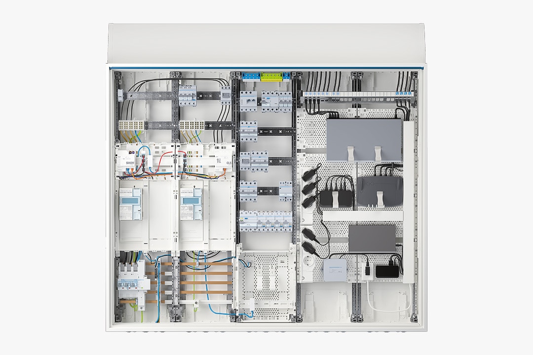 Frontalansicht bestückter Hager Zählerschrank unvivers Z, u.a. mit eHZ, Schalt-/Schützgeräten und Multimedia-Anwendungen