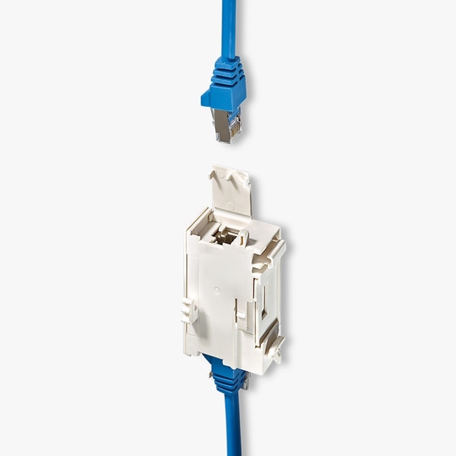 Schrägansicht Hager ZZ45WAN2PP RJ45 LAN-/Patchkabelkupplung für Zählerschränke mit zwei blauen Netzwerkkabeln