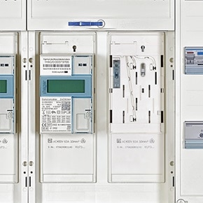 Frontalansicht Hager Technikzentrale (Zählerschrank) mit Ausschnitt zweier BKE-I und einem montierten eHZ (elektrischer Haushaltszähler)