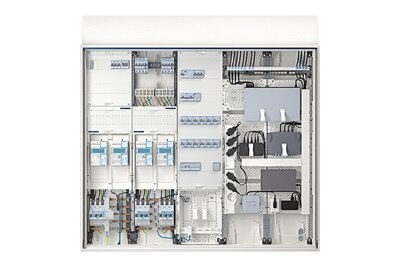Frontalansicht Hager Technikzentrale (Zählerschrank) mit u.a. eHZ, Schalt-/Schützgeräten und Multimedia-Anwendungen