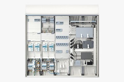 Frontalansicht Hager Technikzentrale (Zählerschrank) mit u.a. eHZ, Schalt-/Schützgeräten und Multimedia-Anwendungen