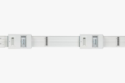 Frontalansicht 2 Stück waagerechte Hager unibar M Stromschienen mit Verbindung untereinander über 2 Stück unibar M Abgangskästen