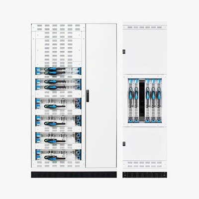 Frontalansicht geschlossener Hager unimes H Geräte LL + Slimeline Abgangsschrank für Energieverteilung 