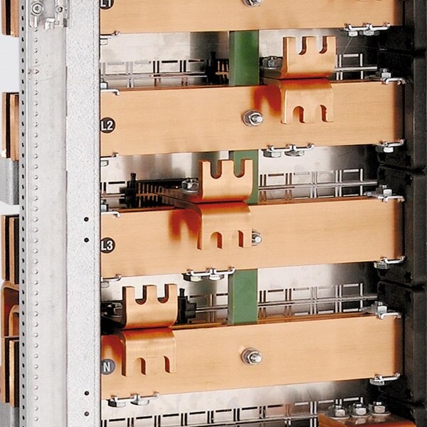 Blick auf Anschlusstechnik und Flachkupferschienen und Kontaktpunkte mit hoher Kurzschlussfestigkeit
