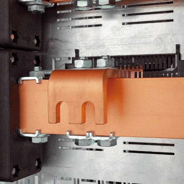 Blick auf bohrungslose Anschlusstechnik in Hager unimes H Schranksystemen durch Flachkupfer und Anschlusswinkel