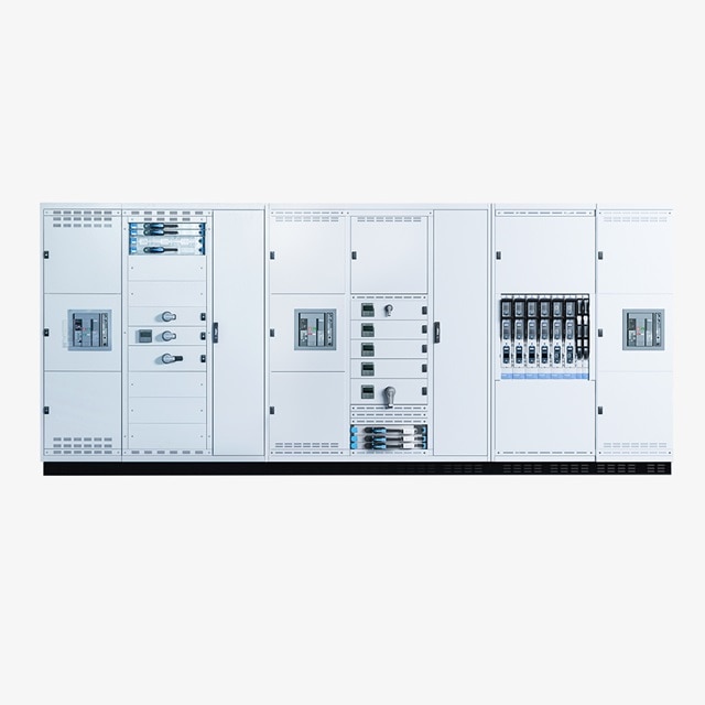 Elektro-Schaltanlage mit mehreren Abteilungen, einschließlich Leistungsschaltern und Steuereinheiten, für die industrielle Stromverteilung