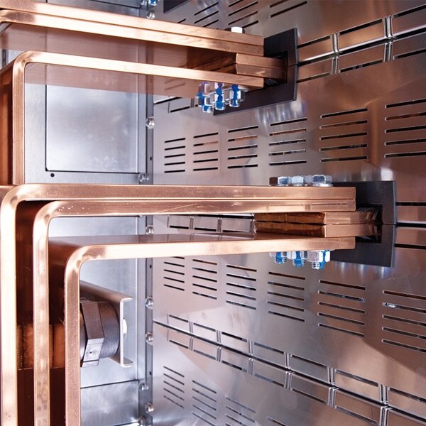 Seitenansicht der massiven Sammelschienen aus Kupfer im Hager unimes H Schranksystem 