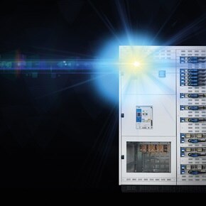 Hager unimes H Schranksystem mit Lichtblitz zur Veranschaulichung des Schutzes gegenüber Störlichtbögen