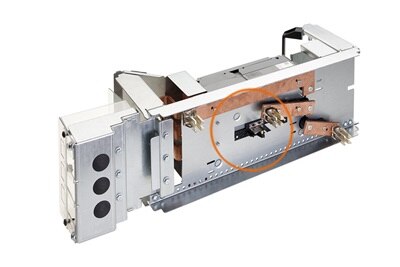 Schrägansicht Rückseite von Einschub für Hager h3+ Leistungsschalter mit Safety-Trip-Lösung für Zwangsauslösung in unimes H Combiway