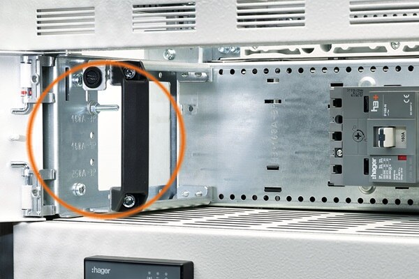 Blick in Schacht für Leistungschalter für Hager unimes H Combiway Schrank mit Schraube für Verwechslungsschutz