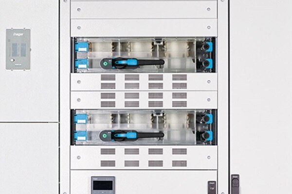 Frontalansicht Hager unimes H Energieverteilsystems Combiway mit Fokus auf zwei Schächte für Einsätze in Leistenbauform