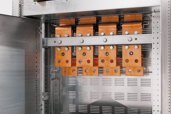 Blick in Hager unimes H Schranksystem mit Fokus auf vier Kupferschienen mit Bezeichnung L1 bis L3 und N