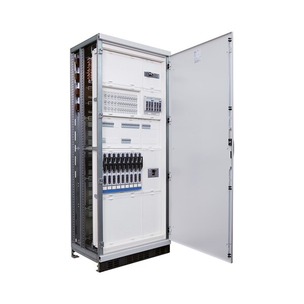 Schrägansicht Hager unimes H Schranksystem mit diversen Einbaugeräten, Tür nach rechts geöffnet