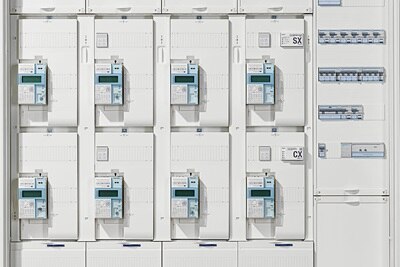 Detailansicht Bereich Zähler (eHZ) mit mittleren und seitlichen Kanälen zur Leitungsverlegung (Abdeckungen geschlossen)