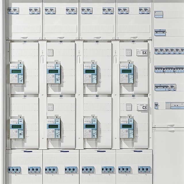 Reihe von industriellen Elektroverteilungspaneelen mit Leistungsschaltern und Schaltanlagen