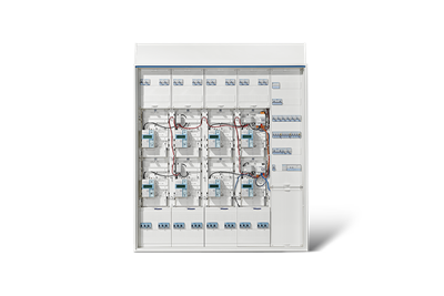 Frontalansicht Zählerschrank mit doppelstöckiger Zähleranlage mit mittleren und seitlichen Kanälen zur Leitungsverlegung (Abdeckungen geöffnet)