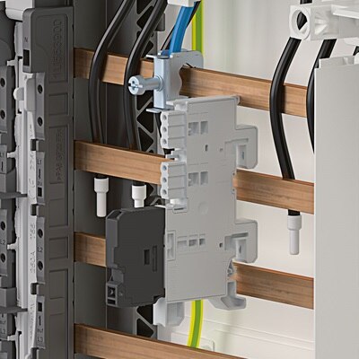 Beispiel mit Hager Sammeschienenbox mit falscher Montage an Sammelschiene, die durch Bauform verhindert wird