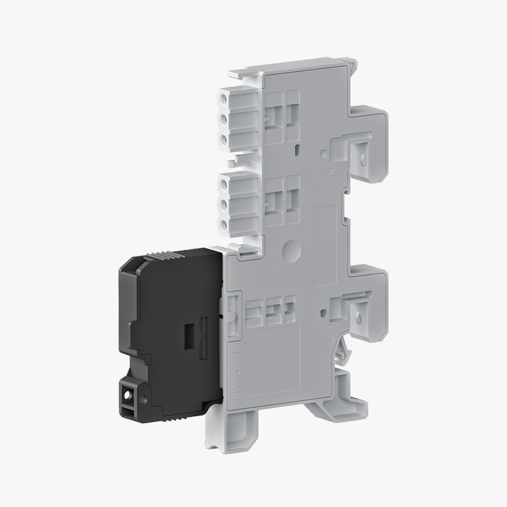 Schrägansicht Hager Sammelschienenbox (SABO) mit steckbarer Sicherung, die eingesteckt ist