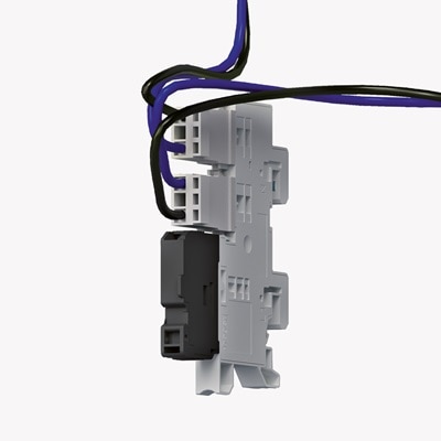 Schrägansicht Hager Sammelschienenbox (SABO) mit eingesteckter Sicherung und aufgesteckten Spannungsabgriffen für RfZ und APZ