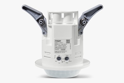 Seitenansicht Hager EED503 Einbau Bewegungsmelder für Hohlraummontage, Montageklammern zeigen nach oben