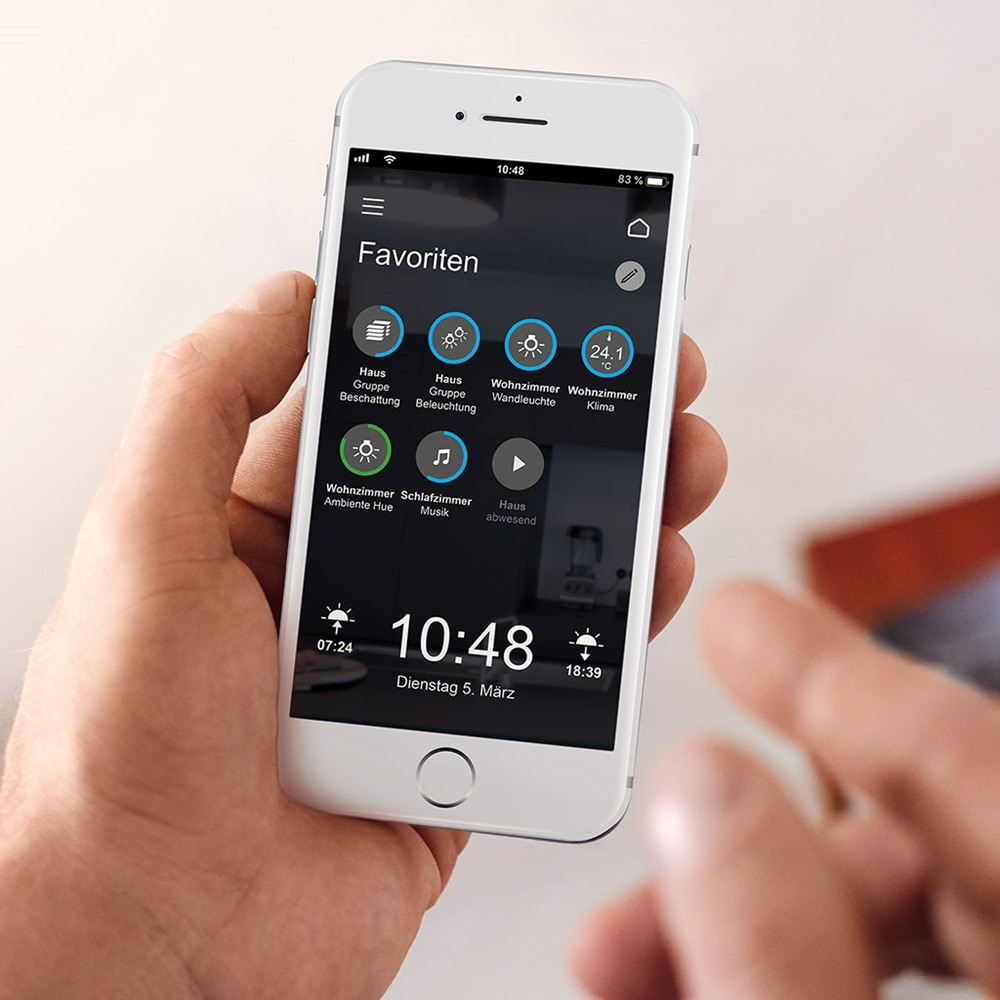 Nahansicht Smartphone mit Domovea App und Ansicht des Bereichs Favoriten