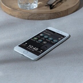 Nahansicht Smartphone auf Tisch liegend mit Domovea App und Ansicht des Bereichs Favoriten