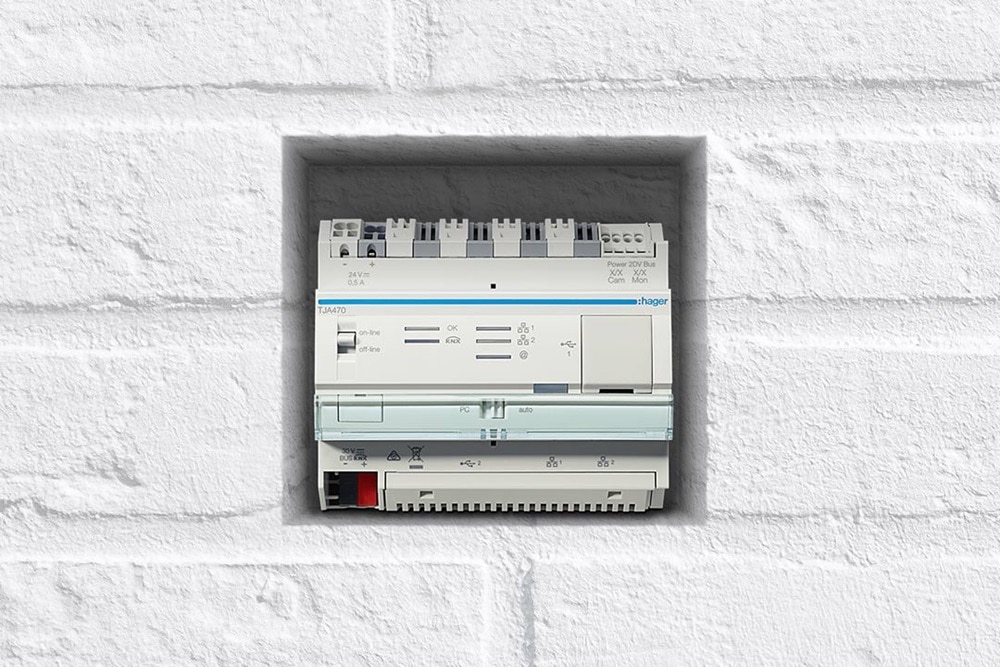 Frontalansicht Hager TJA470 Domovea Expert KNX/EIB Server in Nische einer Ziegelsteinwand
