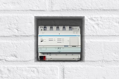 Frontalansicht Hager TJA470 Domovea Expert KNX/EIB Server in Nische einer Ziegelsteinwand