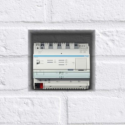 Frontalansicht Hager TJA470 Domovea Expert KNX/EIB Server in Nische einer Ziegelsteinwand