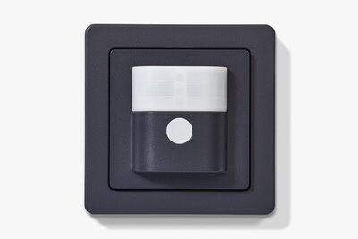 Frontalansicht Berker Q1 Bewegungsmelder inklusive Rahmen in Anthrazit für Unterputz-Montage