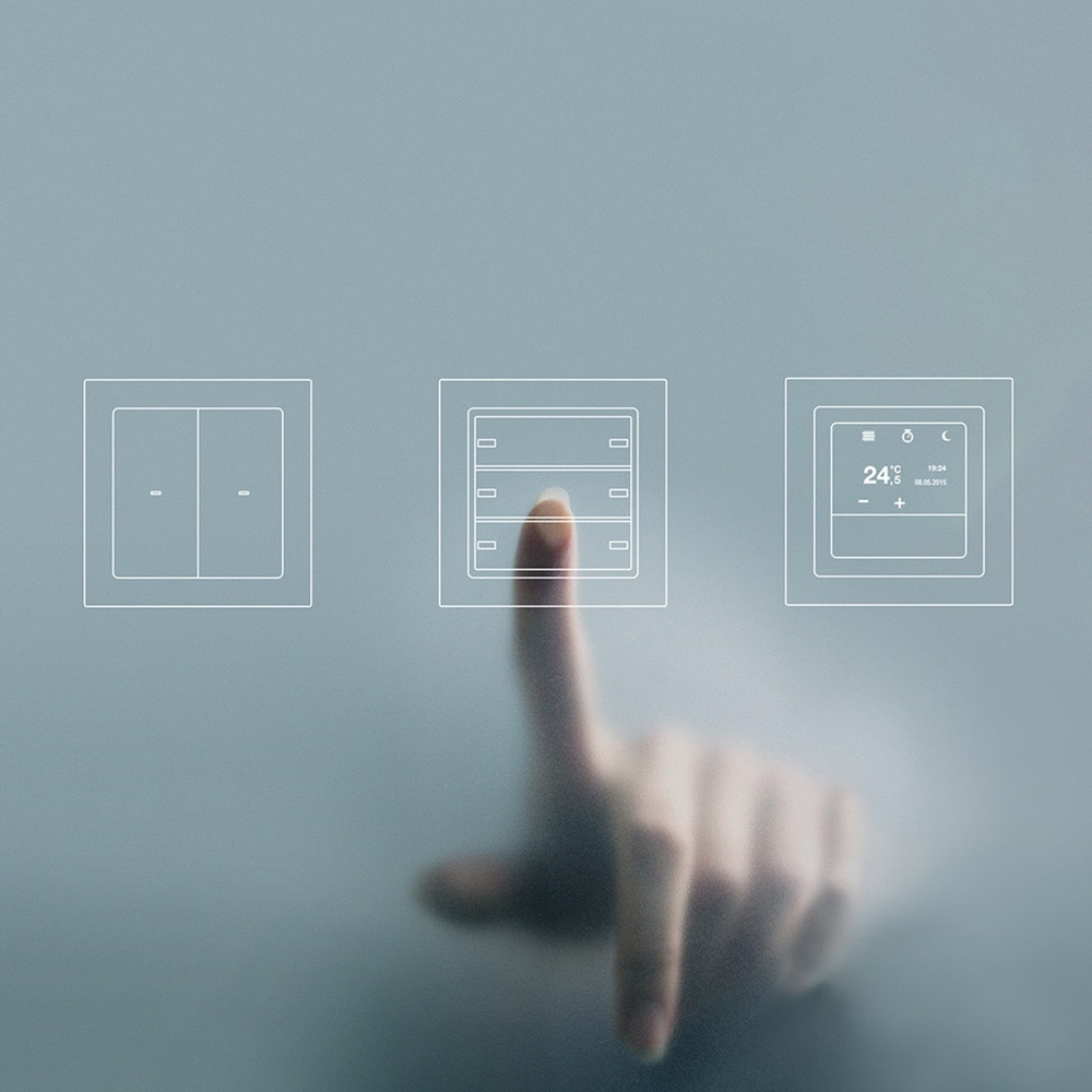 Illustration dreier KNX-Baugruppen und eine Hand mit Zeigefinger drückt gegen mittlere Baugruppe