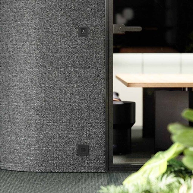 a1-black-matt-workspace-DE-08-2026-004-ret-raumcontr-squ