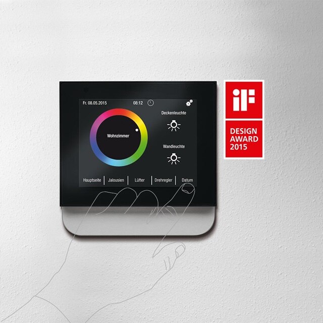 Touchpanel für Hausautomation an der Wand mit farbiger Benutzeroberfläche und Aufkleber des Design Awards 2015