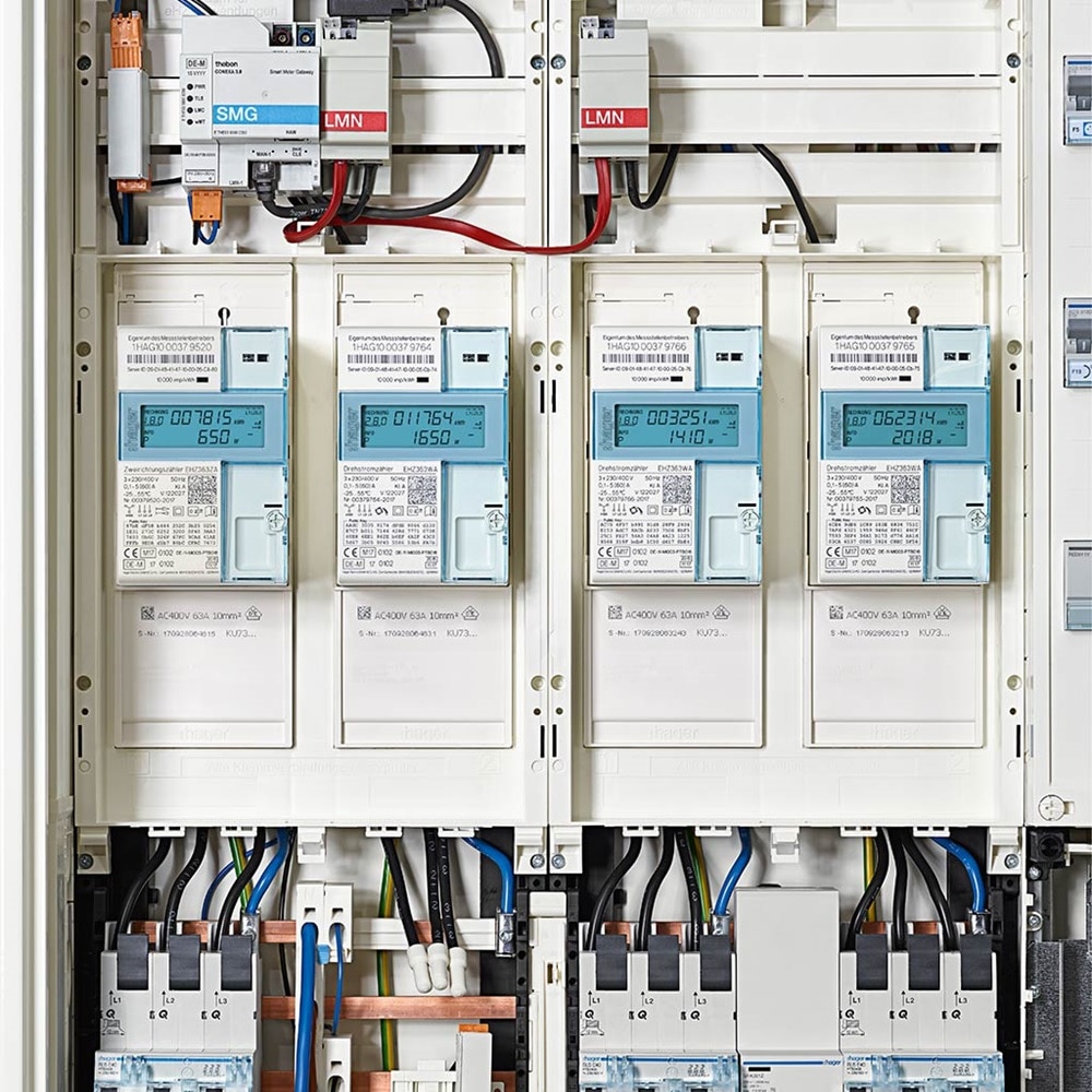 Blick in Unterverteilung mit elekrischen und elektronischen Baugruppen wie 4 Stück eHZ EDL DS-Wirkverbrauchszähler/Haushaltszähler