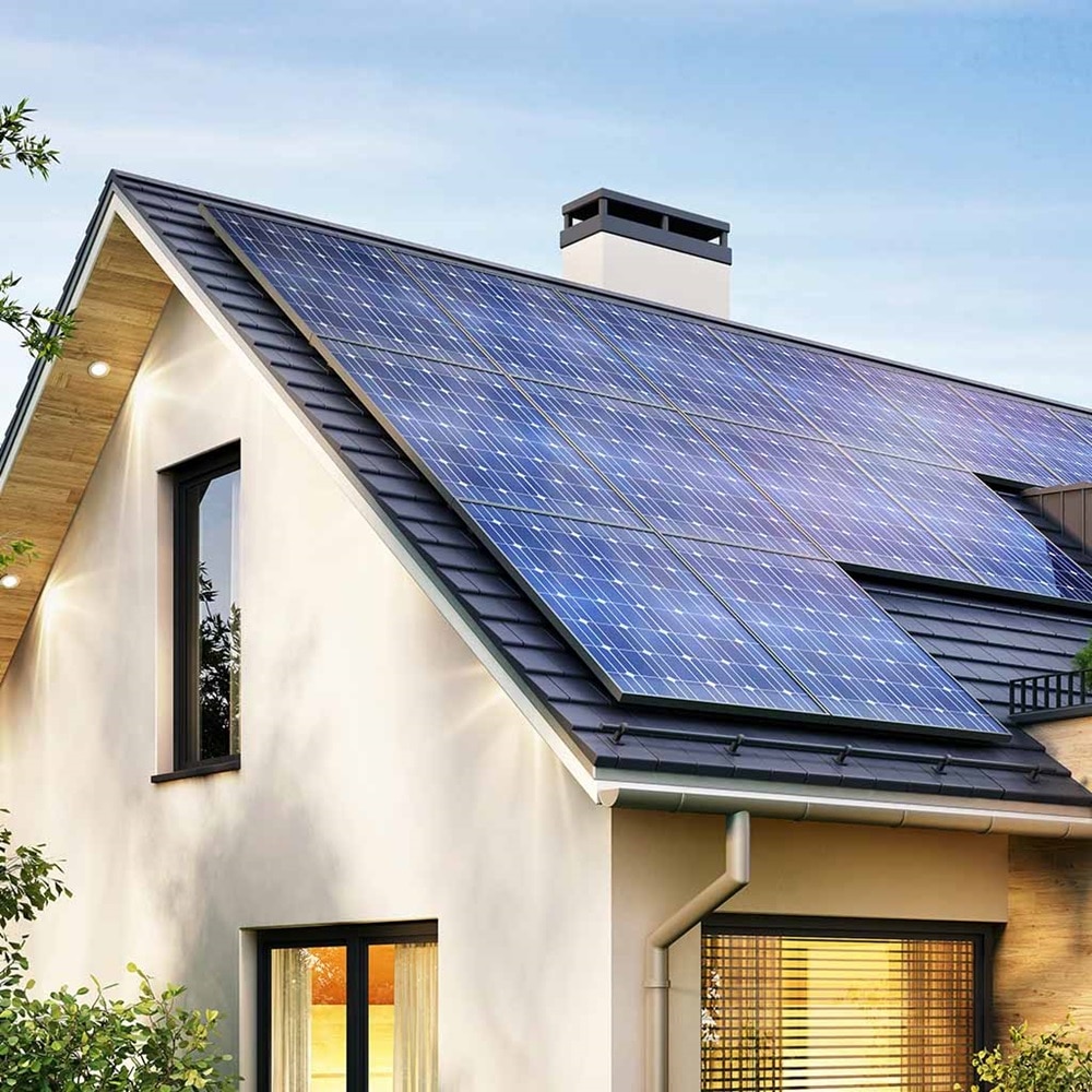 Blick auf Einfamilienhaus mit Schrägdach und darauf installierter PV-Anlage (Photovoltaik)